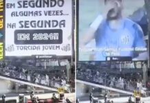 Torcedores do Corinthians divulgam rebaixamento do Santos em telão ao lado da loja de Pelé na Times Square