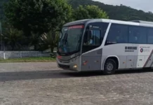 Mãe de criança com síndrome rara perde ônibus para consulta após motorista se negar a esperar fechar o carrinho de bebê